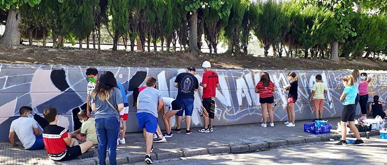 Assistents al taller de grafitis, durant el procés d’elaboració del mural de Montaverner | PERALES IBORRA