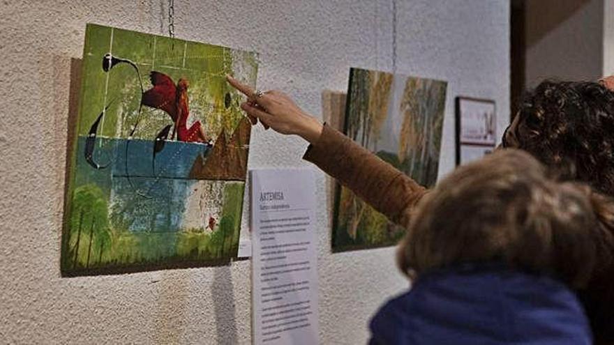 Público contempla algunos de los cuadros exhibidos.