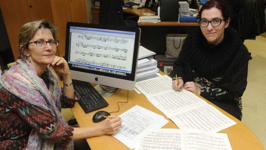 Zita Tanasescu, a la izquierda, y Diana Romero, anotando en las partituras en las oficinas de la Sinfónica.