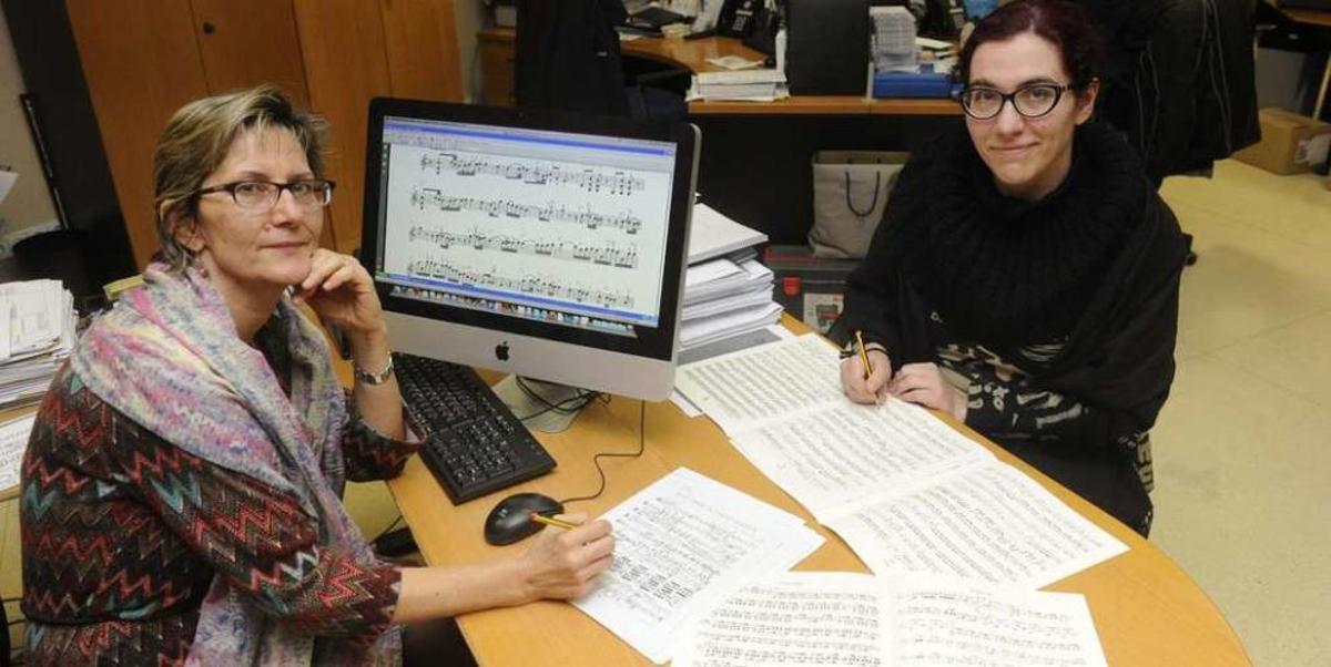 Zita Tanasescu, a la izquierda, y Diana Romero, anotando en las partituras en las oficinas de la Sinfónica.
