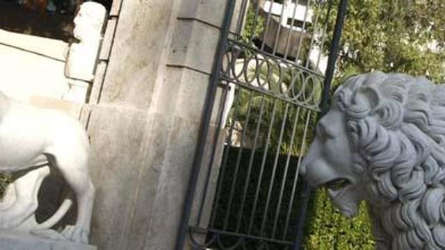 Los dos leones que custodian una de las entradas al Jardín de Monforte.