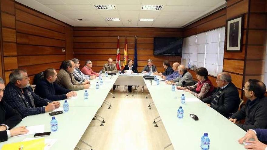 La consejera de Agricultura, con cargos del sindicato COAG.