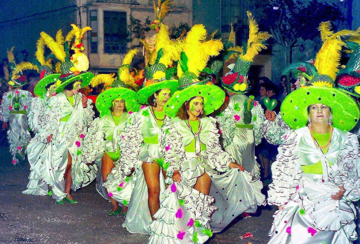La comparsa, en un desfile de hace años.