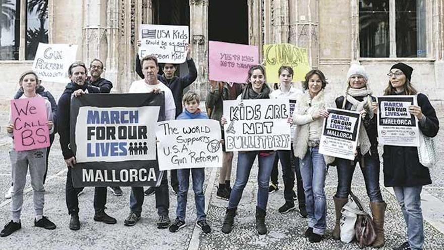 Presentación de las pancartas que se utilizarán durante la marcha solidaria del sábado.