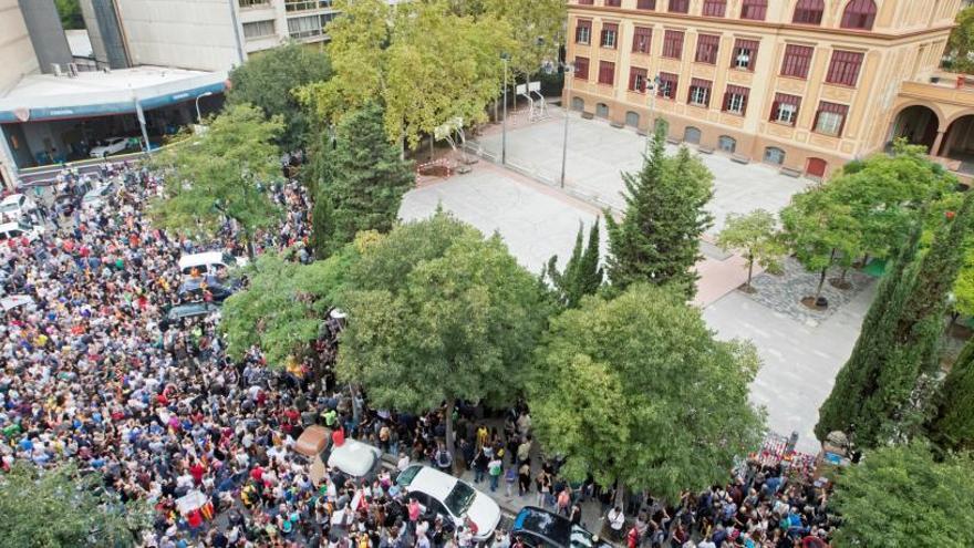 Milers de ciutadans protesten per violència policial davant escoles de l&#039;1-O