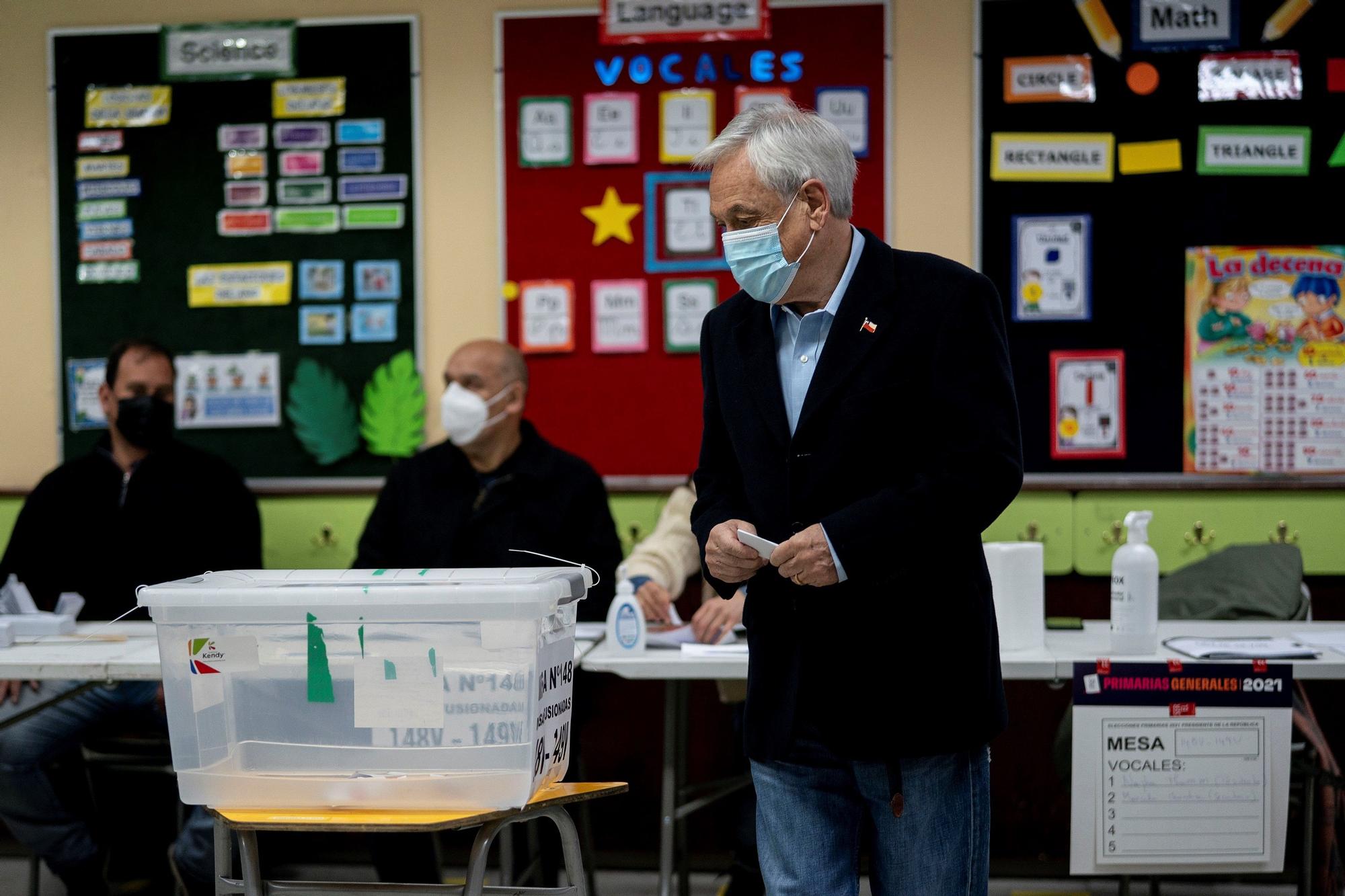 Votantes chilenos en un colegio electoral