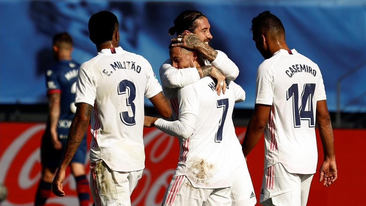 Eden Hazard celebra su gol con sus compañeros