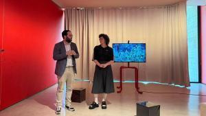 Coderch ha creado un vídeo central inspirado en su hijo mayor, una declaración de amor a las generaciones venideras que recupera la facultad visionaria.