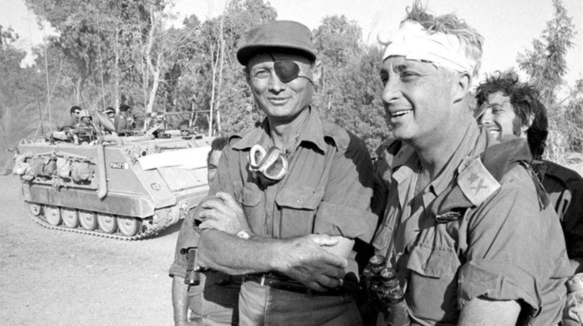 Ariel Sharon amb Moshé Dayan al canal de Suez l’octubre del 1973.