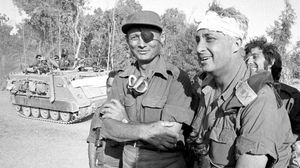 Ariel Sharon amb Moshé Dayan al canal de Suez l’octubre del 1973.