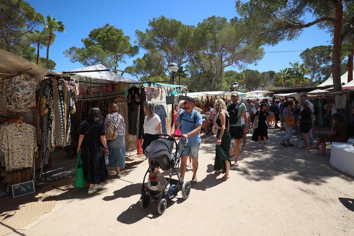 La apertura del Hippy Market de es Canar, en imágenes