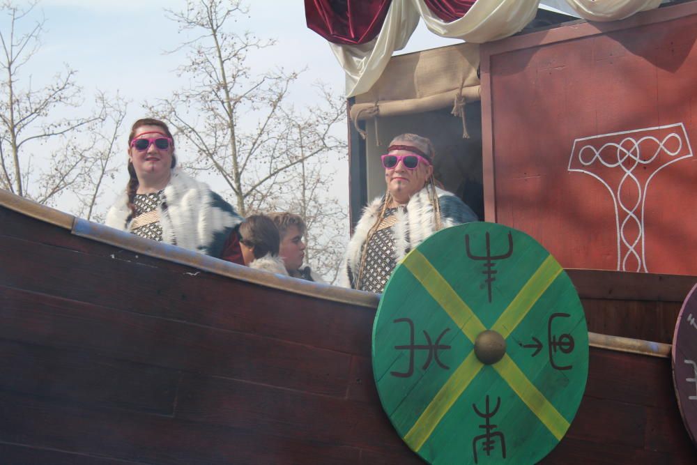 Roses viu un carnaval pletòric de gent i bon temps