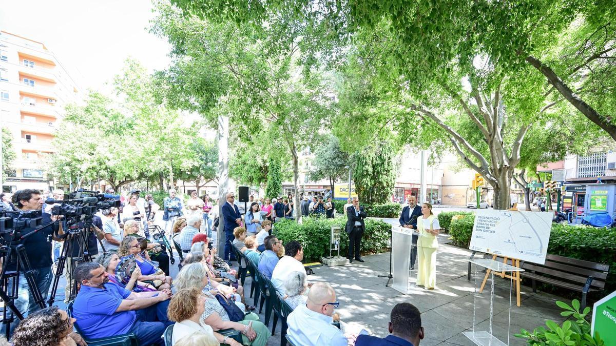 Jaime Martínez y Marga Prohens este jueves en la plaza Miquel Dolç explican el plan a los vecinos.