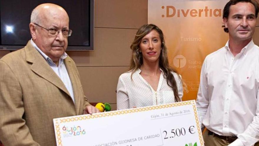 Juan García Adaro, Ángela Pumariega y Jorge Palacios, con el cheque.