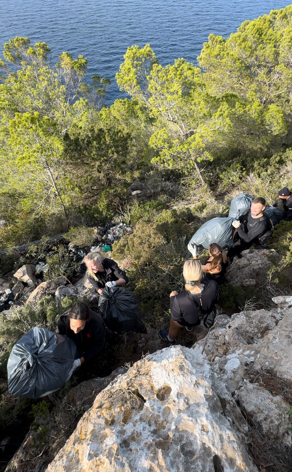 Ibiza Hikes Station celebra una caminata y limpieza de monte a favor de IFCC