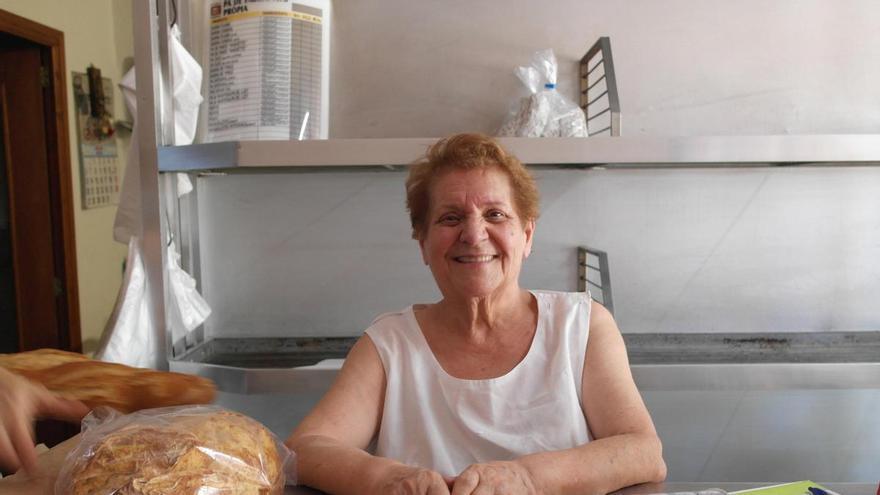 La fornera que ha deixat una gran empremta en el seu poble: Fontanars ret un emotiu comiat a Adela