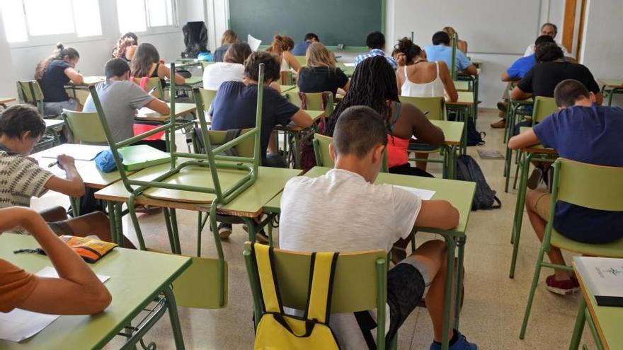 Alumnos en un colegio de las islas, durante una clase.