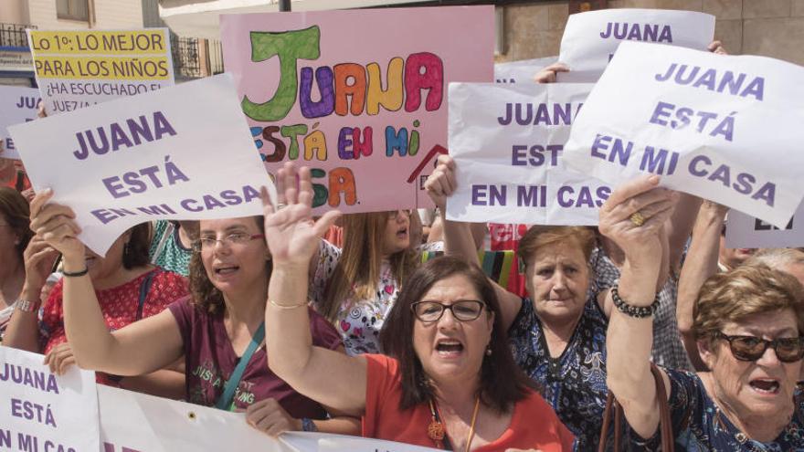 Manifestantes en apoyo a Juana Rivas.