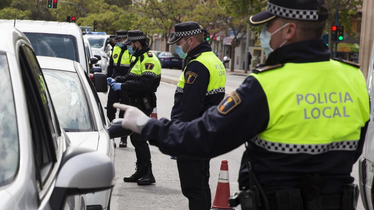 Un control policial en Alicante durante el estado de alarma