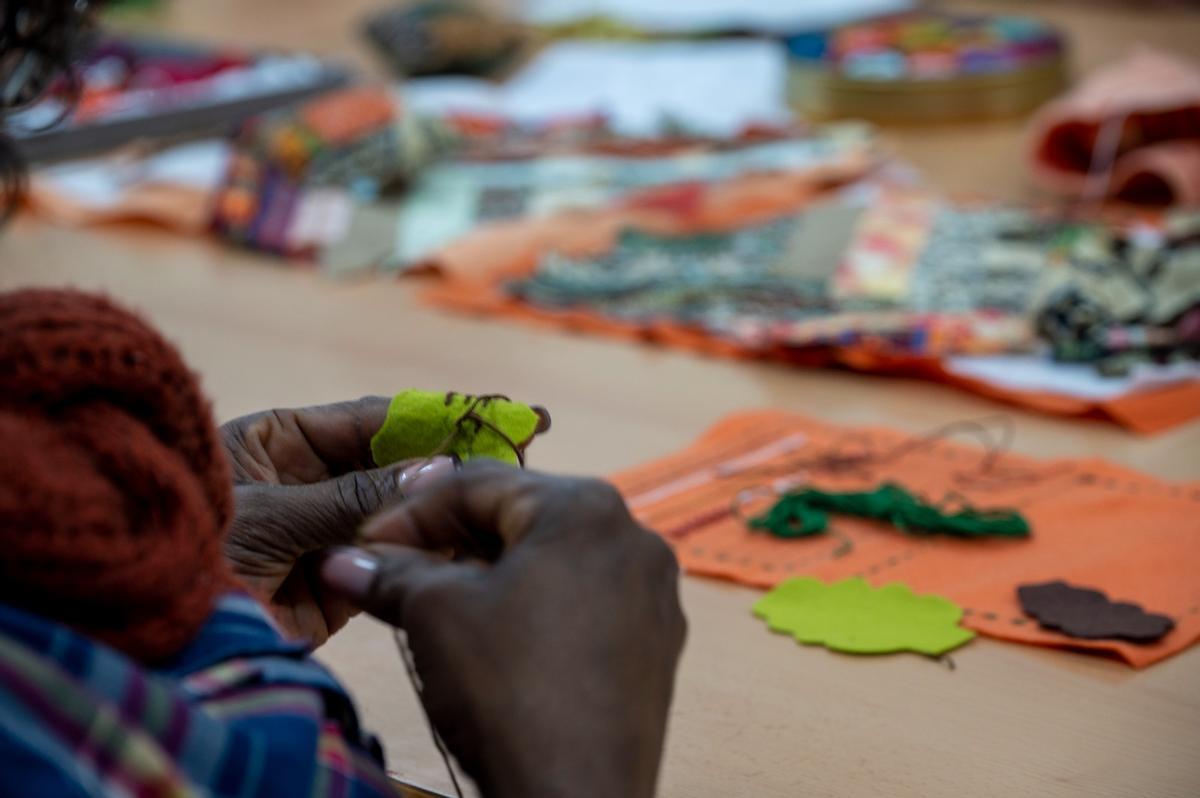 Una mujer aprende a coser en la Escola de Vida de La Florida, en L'Hospitalet.