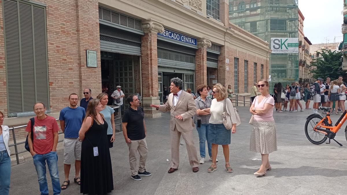 Un actor representa la primera visita teatralizada al Mercado Central, este jueves.