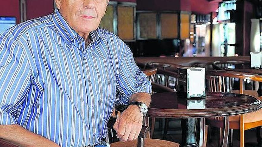 Enrique García, en la cafetería ovetense donde hace tertulia.