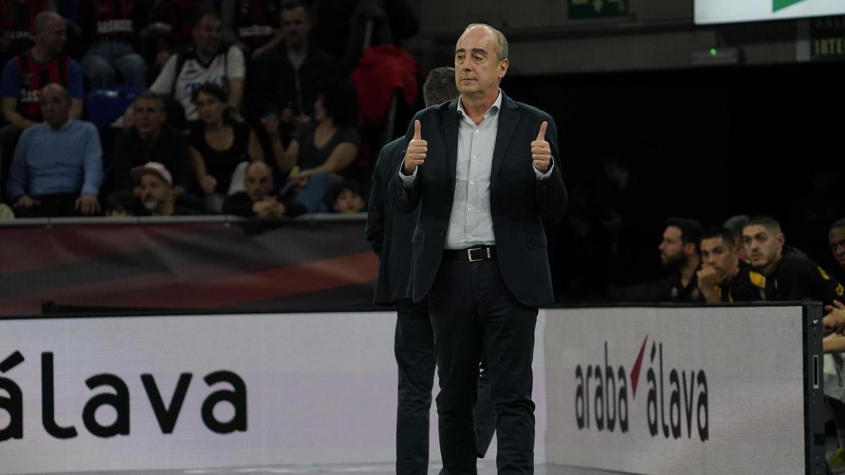 Vidorreta levanta los pulgares para felicitar a sus jugadores durante el partido frente a Baskonia.