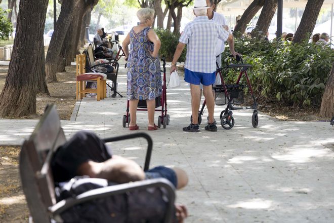 Plaza de La Viña, un "hogar" para personas sin techo a plena luz del día