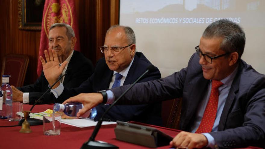 Casimiro Curbelo durante la conferencia en la Real Sociedad Económica de Amigos del País de Gran Canaria