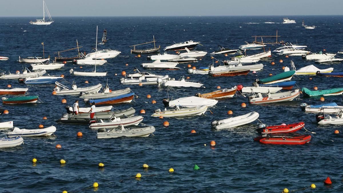 Embarcacions a la platja de Calella de Palafrugell.