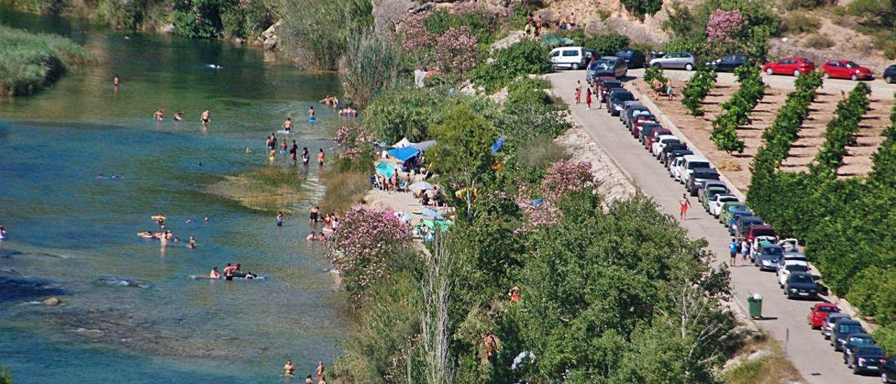 Decenas de vehículos aparcados el domingo junto al río, en un paraje de Antella que linda con el núcleo urbano de Sumacàrcer. Decenas de vehículos aparcados el domingo junto al río, en un paraje de Antella que linda con el núcleo urbano de Sumacàrcer.