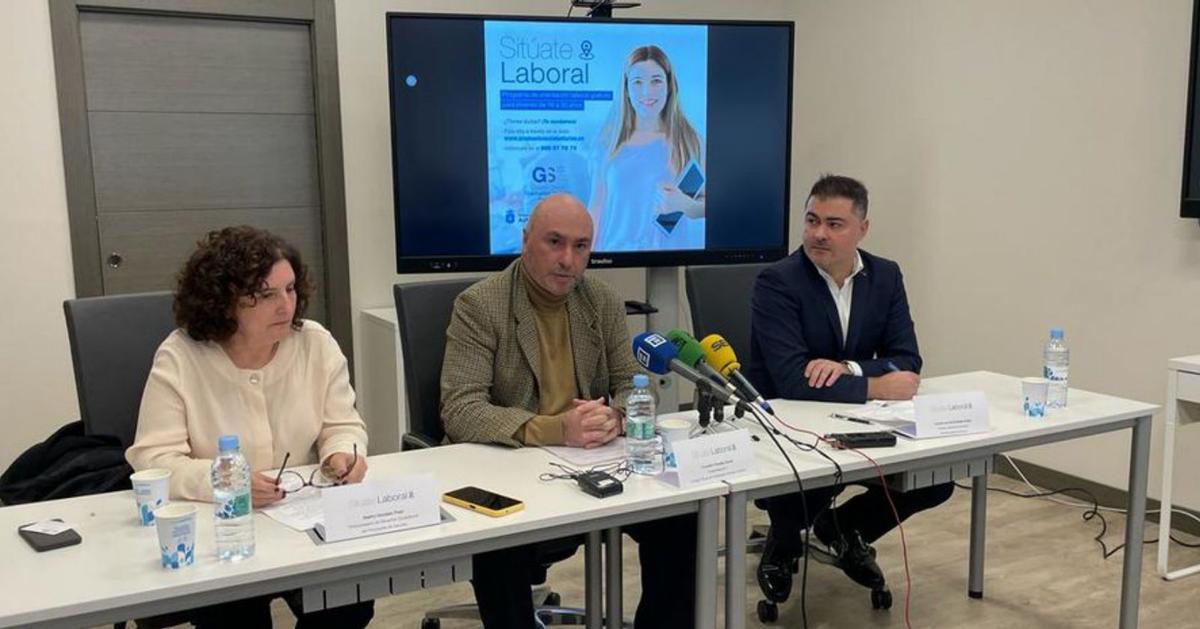 Beatriz González, viceconsejera de Derechos Ciudadanos; Fernando Pintueles, y Francisco de Asís, en la presentación del programa en Oviedo.