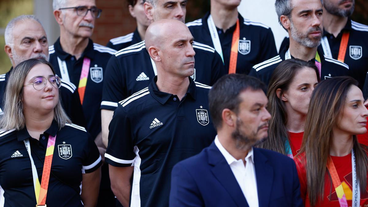 Luis Rubiales, en el centro, junto a Jorge Vilda, con Víctor Francos, presidente del CSD en primer plano.