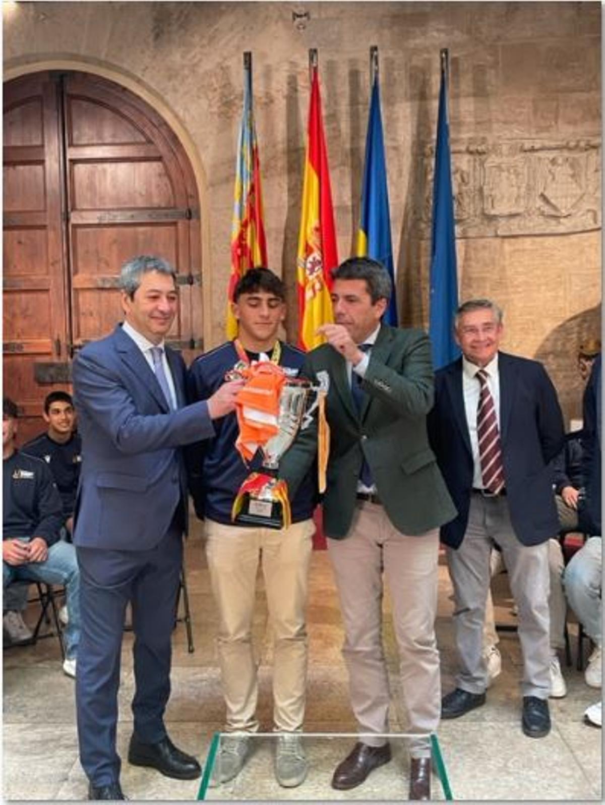 Barrera y Mazón, con el trofeo de campeones.
