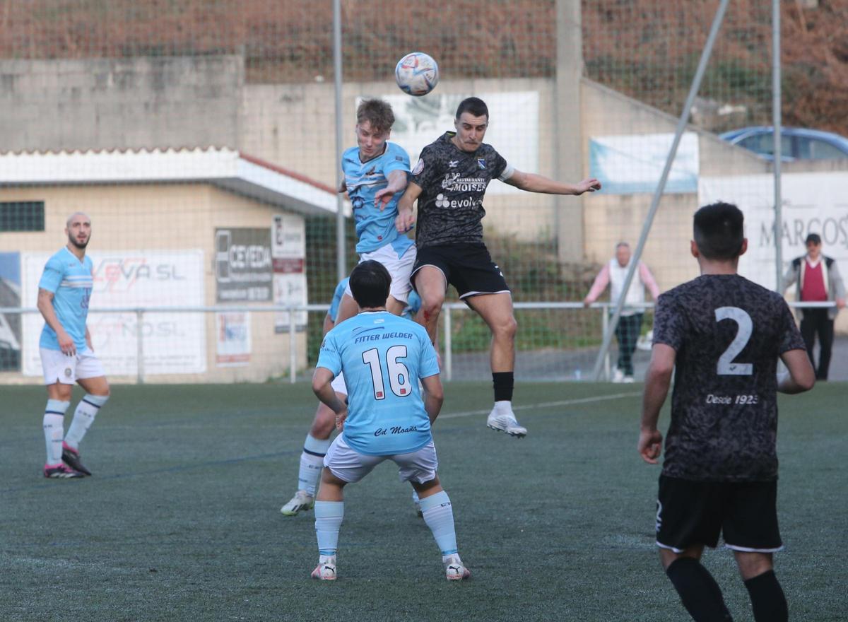 Un futbolista del Moaña pugna por un balón aéreo con uno del Valladares.