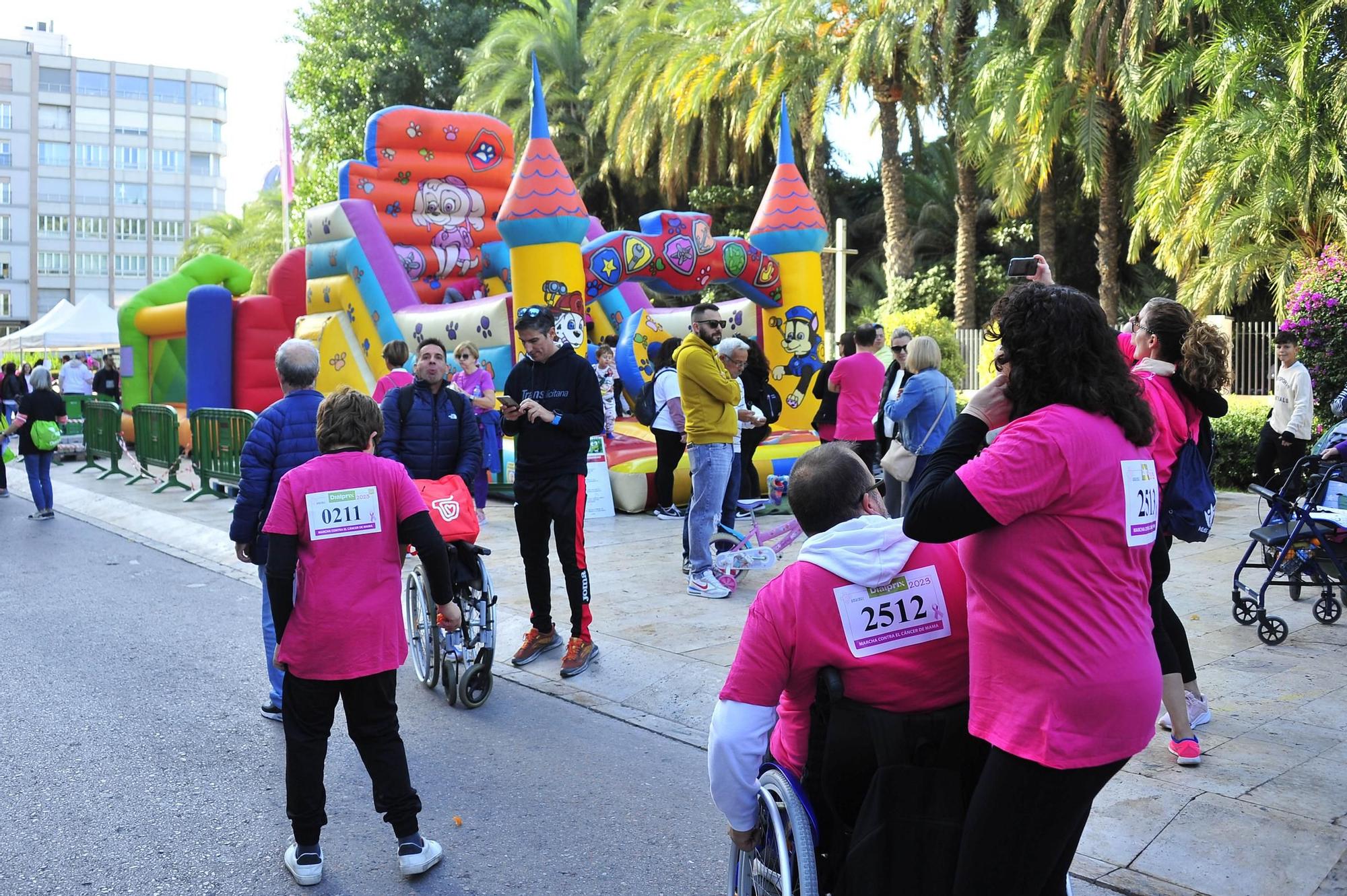 Una marea rosa imparable contra el cáncer de mama en Elche