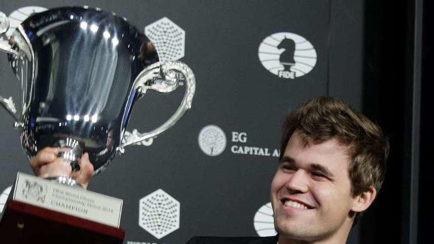 Magnus Carlsen, con el trofeo. // Efe
