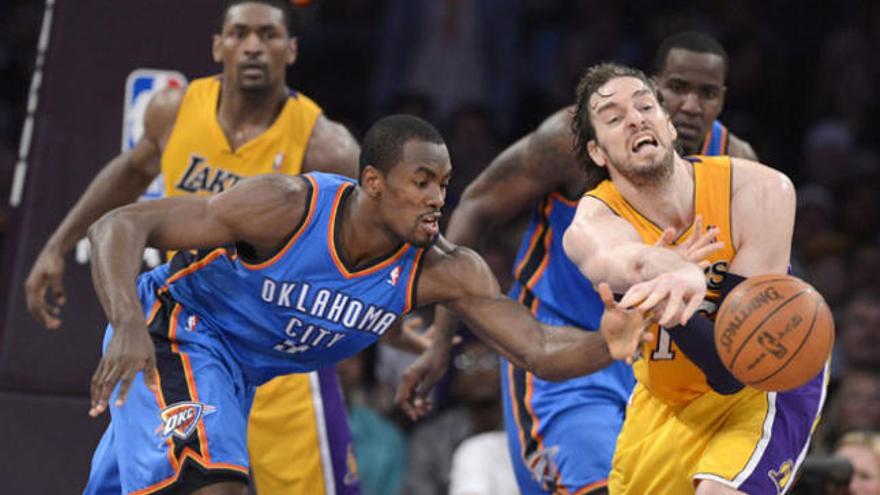 El jugador Serge Ibaka (i) de los Thunder de Oklahoma City disputa el balón con Pau Gasol (d) de los Lakers de Los Ángeles.