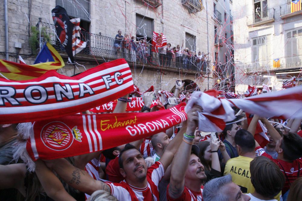 Parlaments dels jugadors del Girona al balcó de l'ajuntament