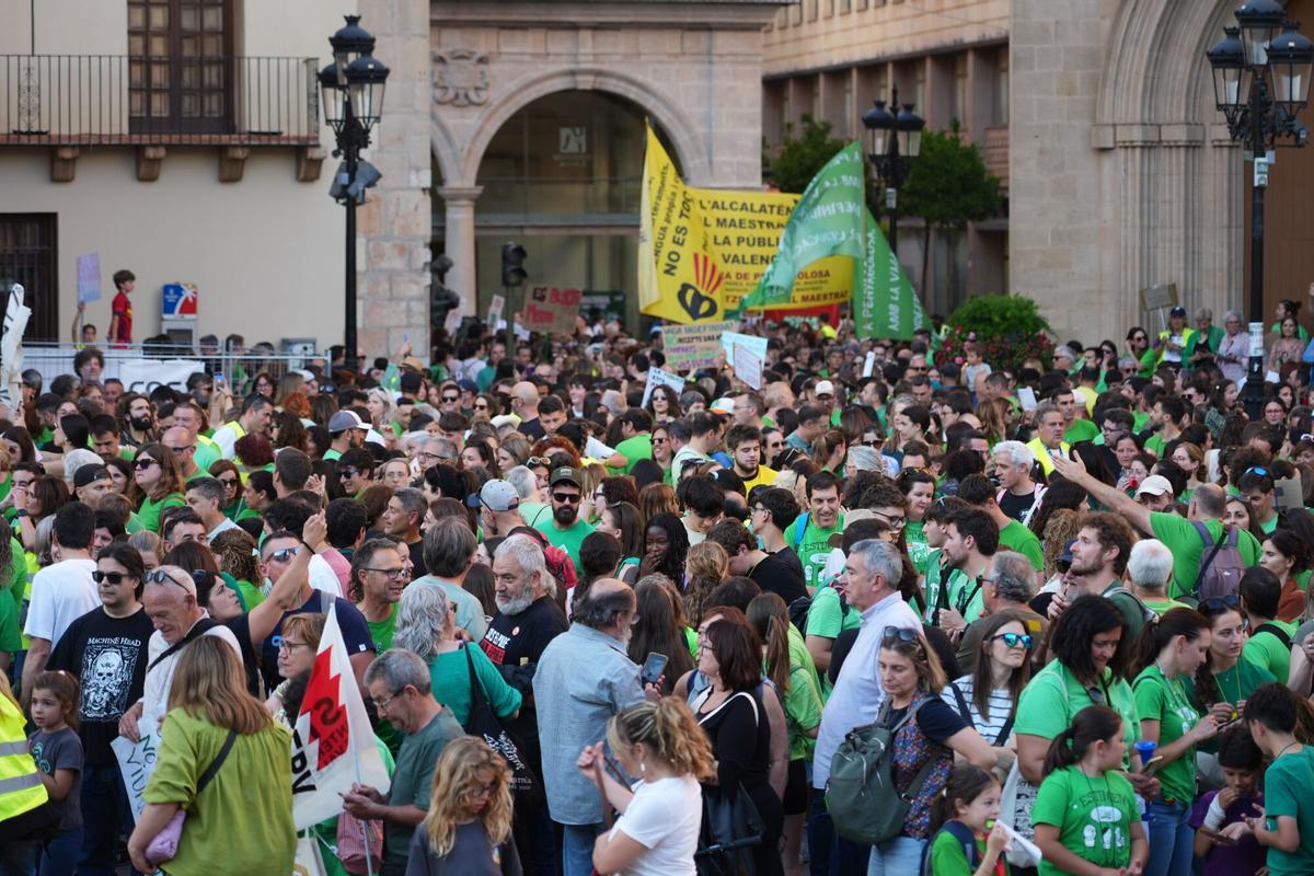 El profesorado protagoniza una histórica y multitudinaria manifestación en Castelló