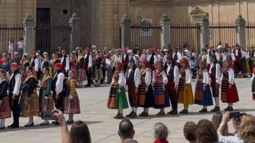 Casi cien personas bailan el Bolero de Algodre en la plaza de la Catedral de Zamora