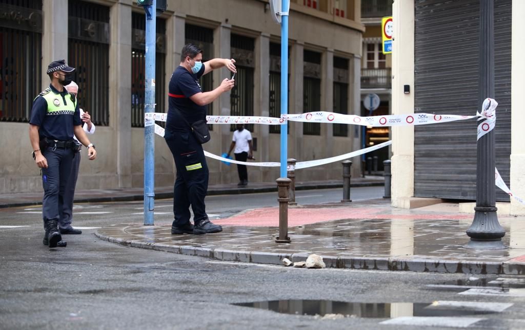 Un trozo de cornisa se desprende de un edificio de la Rambla