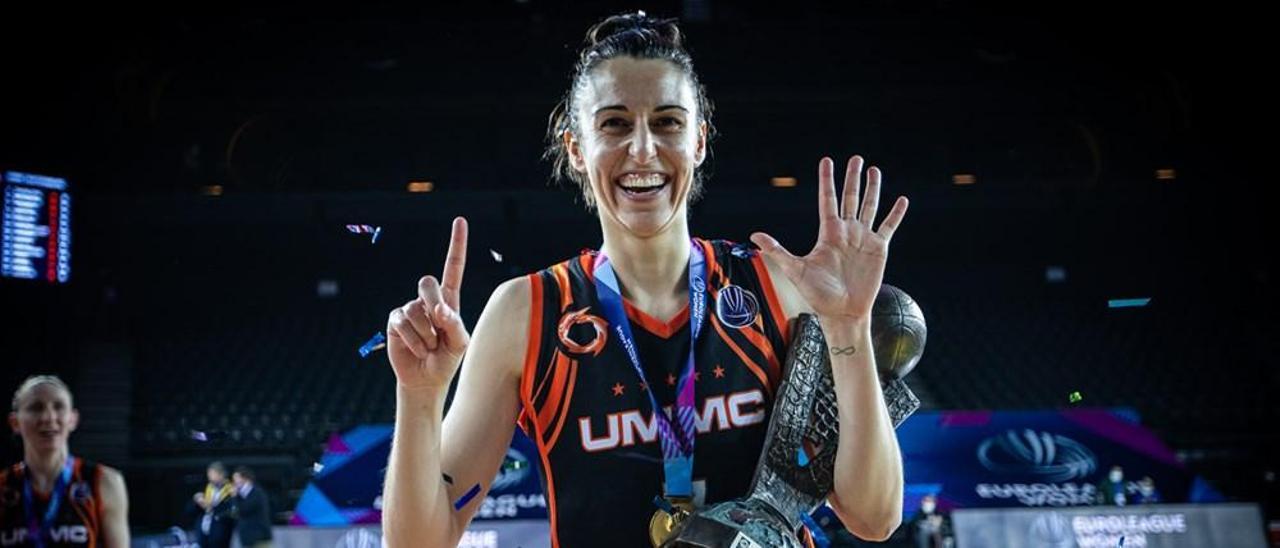 Alba Torrens señala con sus dedos los seis títulos de Euroliga que ha conquistado.