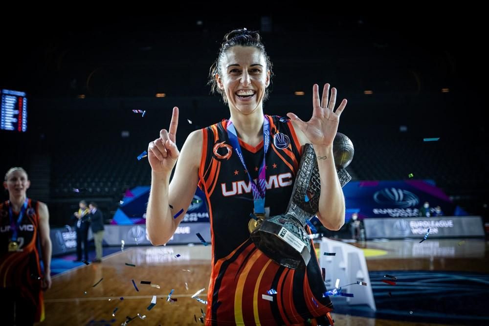 Alba Torrens señala con sus dedos los seis títulos de Euroliga que ha conquistado.