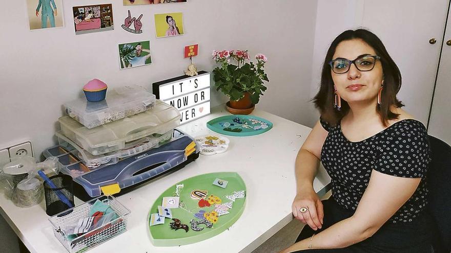 Cristina Escudero tiene el taller en su casa, lugar donde diseña lo que serán sus creaciones de complementos. El estilo kitsch, naif, kawai, así como los aires soñadores e infantiles caracterizan los productos de su proyecto: Now or Never.