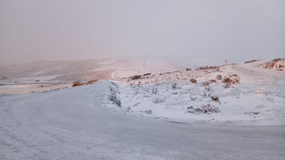 La nieve baja de cota en Sanabria y se acerca a San Martín de Castañeda