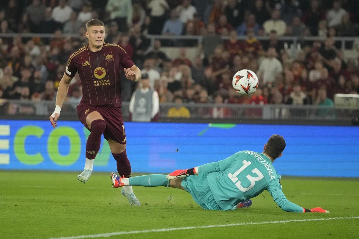 El gigante Dovbyk hizo el gol para los romanos.