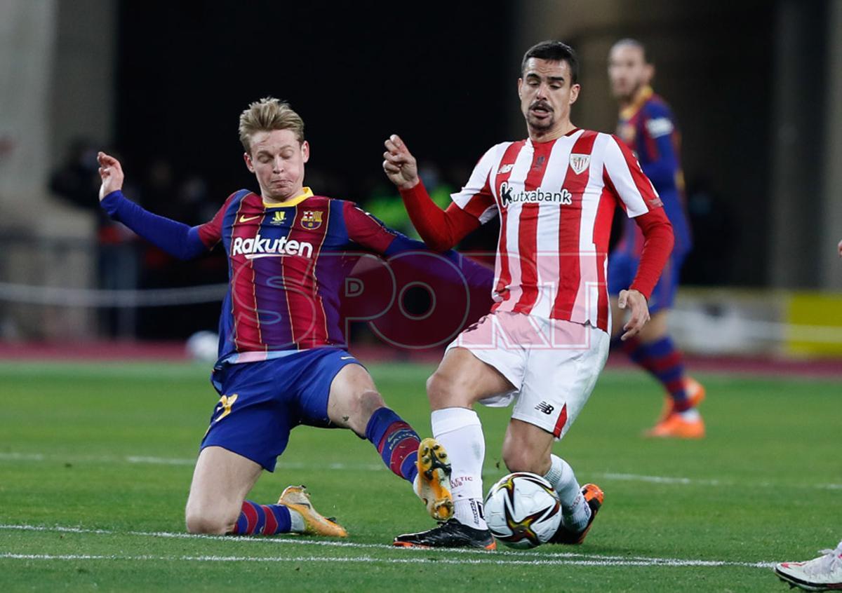 Frenkie de Jong en acción durante la final de la Supercopa de España disputada entre FC Barcelona y Athletic de Bilbao en el estadio de la Cartuja de Sevilla. Frenkie de Jong en acción durante la final de la Supercopa de España disputada entre FC Barcelona y Athletic de Bilbao en el estadio de la Cartuja de Sevilla.