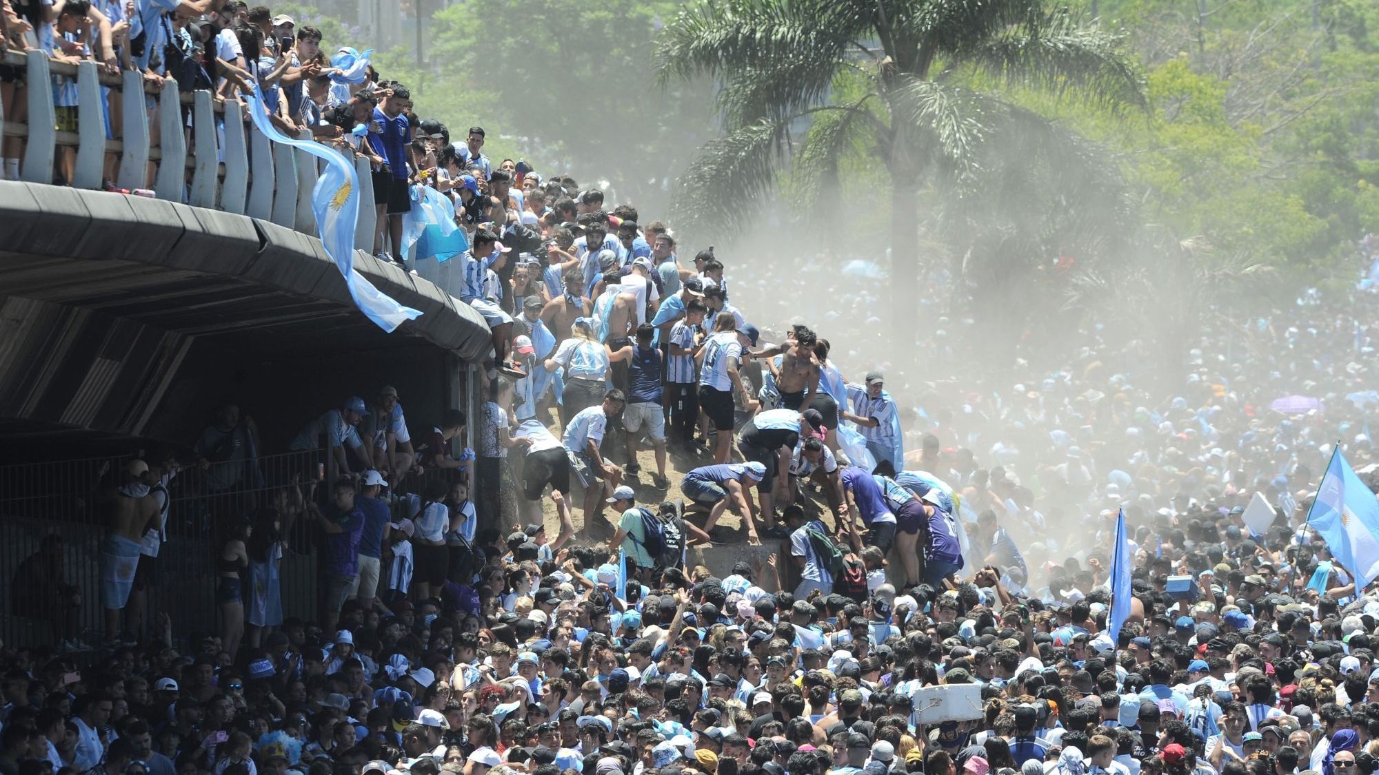 20 December 2022, Argentina, Buenos Aires: Argentine soccer fans celebrate at the City Center as they wait for the arrival of Argentina national soccer team after winning the FIFA World Cup Qatar 2022. Photo: Osvaldo Fanton/telam/dpa 20/12/2022 ONLY FOR USE IN SPAIN