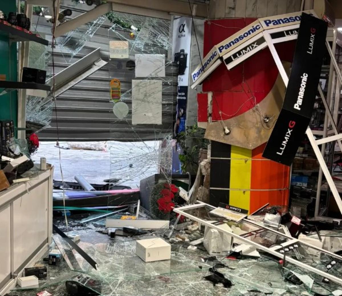 Así ha quedado la entrada de la tienda asaltada en el centro de València